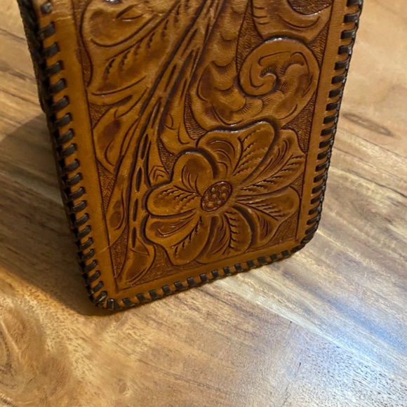 Vintage hand tooled leather unisex bifold - Picture 3 of 13